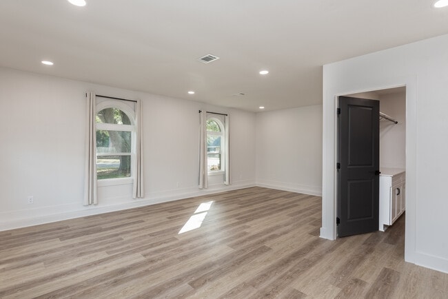 Building Photo - 2540 Hallmark Dr