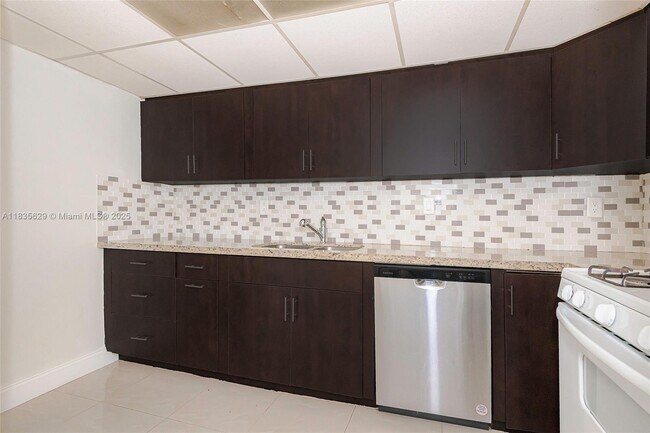 Building Photo - 6455 SW 116th Pl