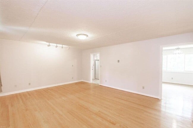 Building Photo - 601 Broce Dr