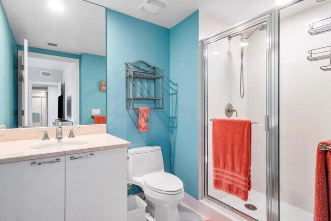 Building Photo - 2640 Lake Shore Dr