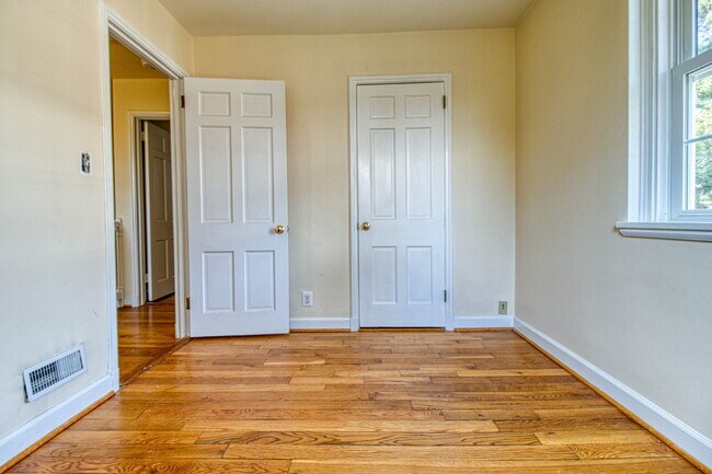 Building Photo - Discover Exceptional Townhouse Living!