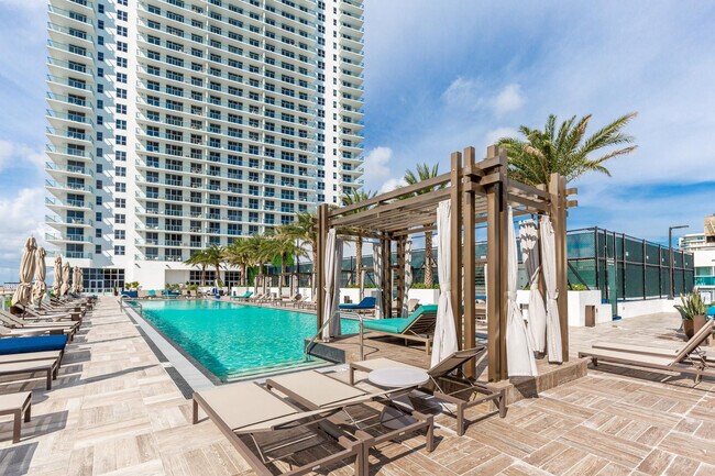 Building Photo - 2723 Hallandale Beach Blvd