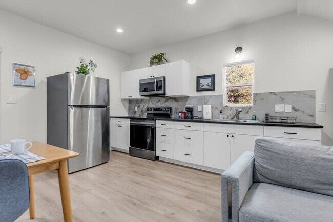 Building Photo - Stylish Furnished Home with Yard & All Bills Included