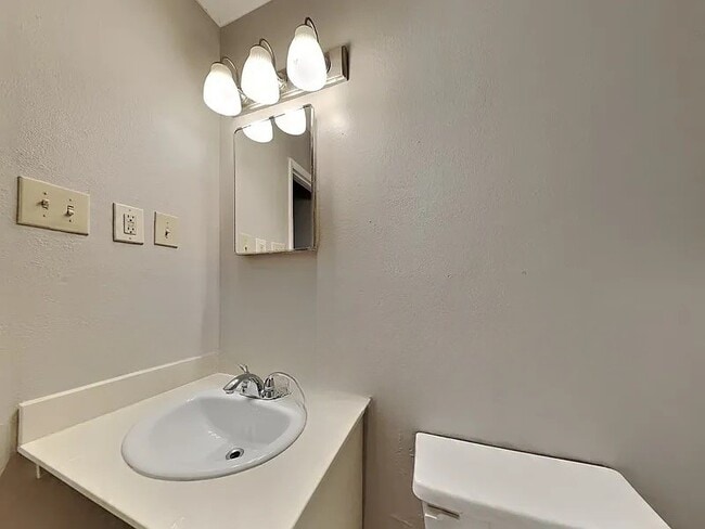 Building Photo - 726 Silverstone Dr