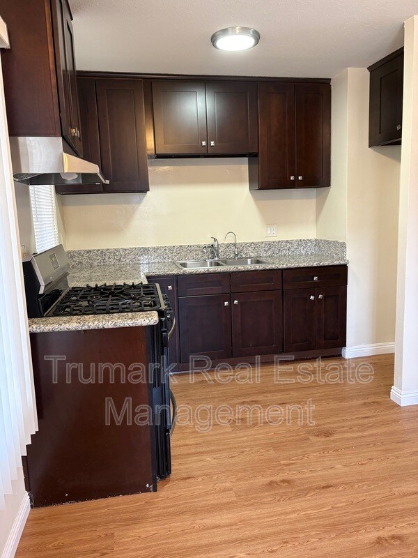 Building Photo - 1204 E Lexington Dr