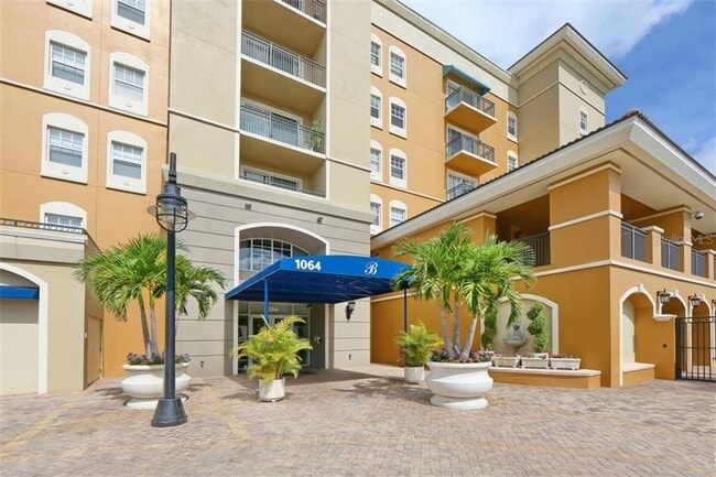 Primary Photo - Annual UNfurnished 2/2 condo on top floor ...
