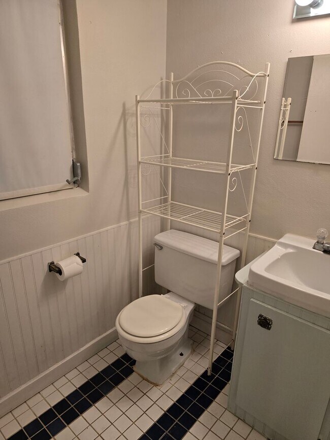 Building Photo - Adorable 2/1.5 in Beverly Hills!!!