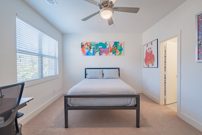 Building Photo - 2 Bed Option in East Dallas Townhome off Greenville Lakewood Neighborhood
