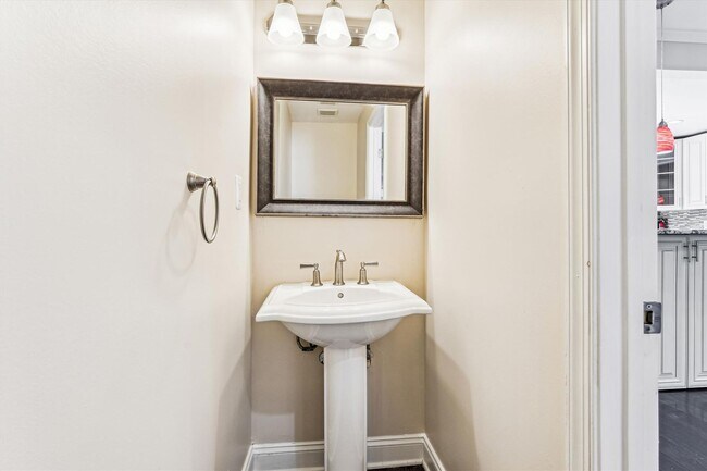 Building Photo - Charming and very Spacious 3 BR/3.5 BTH in...