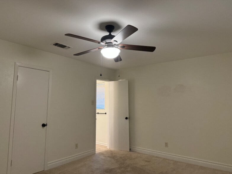 Building Photo - 1302 Blueridge Pkwy