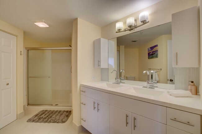 Building Photo - 17100 N Bay Rd