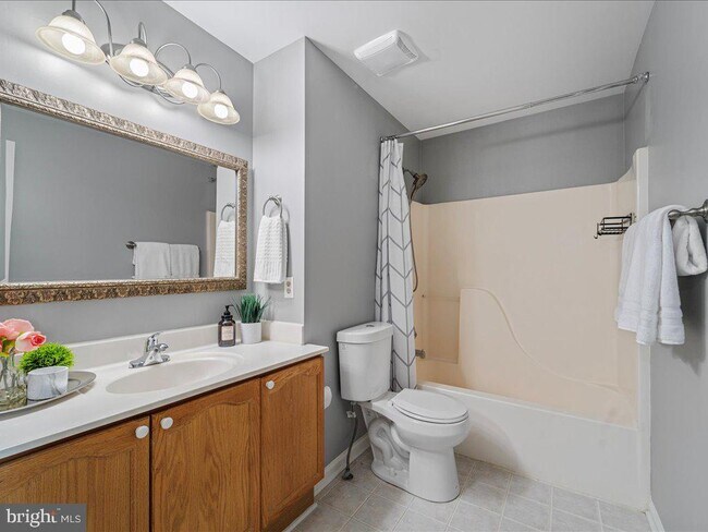 Building Photo - 564 Radford Terrace NE