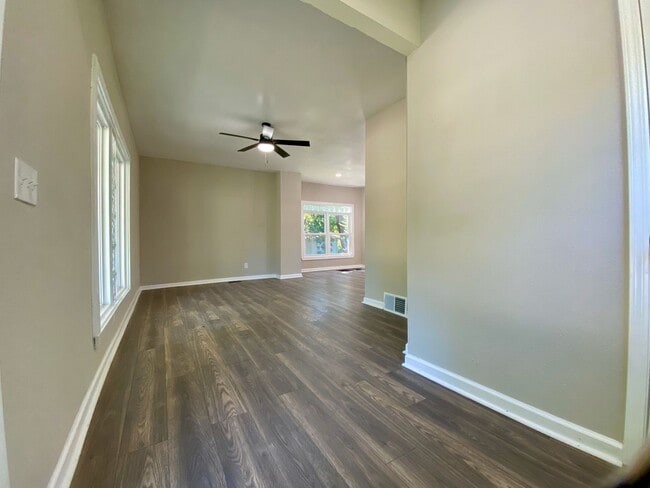 Building Photo - Beautifully Updated 4 Bed 2 Bath Home!