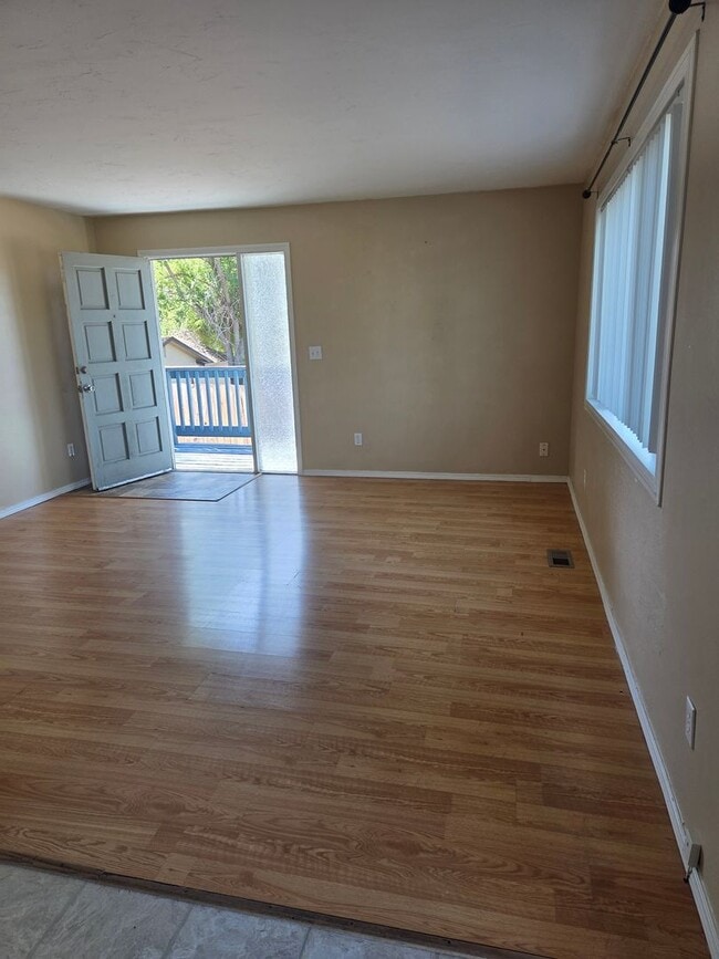 Building Photo - Very nice duplex 2 bedroom 1 bathroom