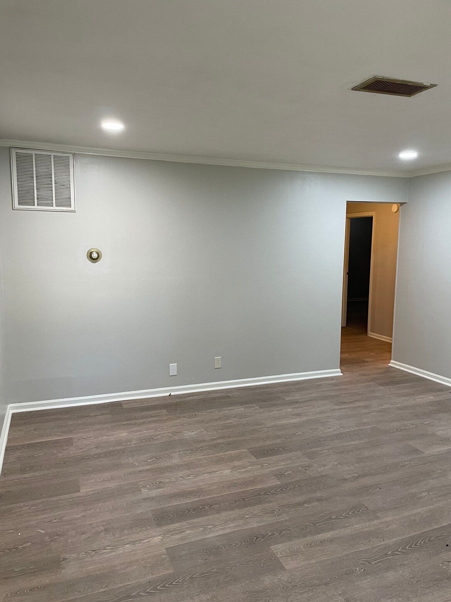 Building Photo - 402 Schenkel Ln