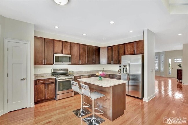 Building Photo - 3 McCormick Ave N