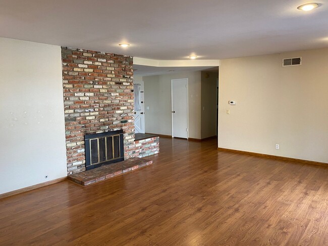 Building Photo - Beautiful 3 bedroom home with pool in Fountain Valley