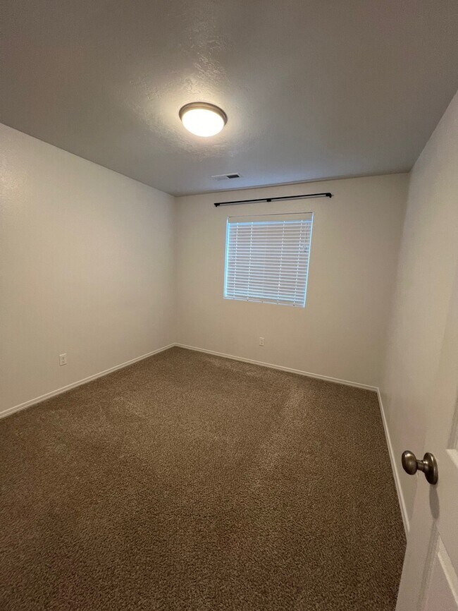 Building Photo - 3 Bed 2 Bath Nampa!
