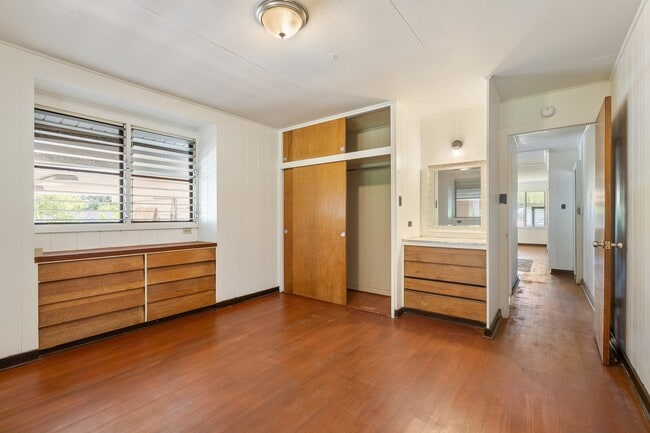 Building Photo - 3 Bed / 1.5 Bath house with carport Parking.