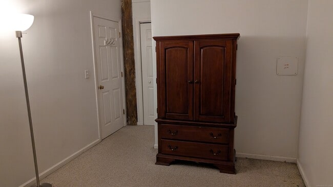 Building Photo - 839 Main St