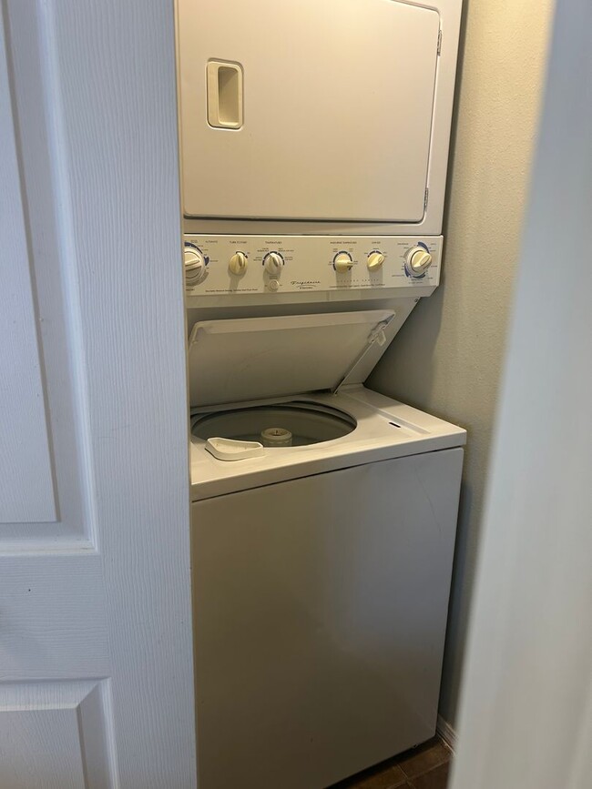 Building Photo - 1009 SE J St