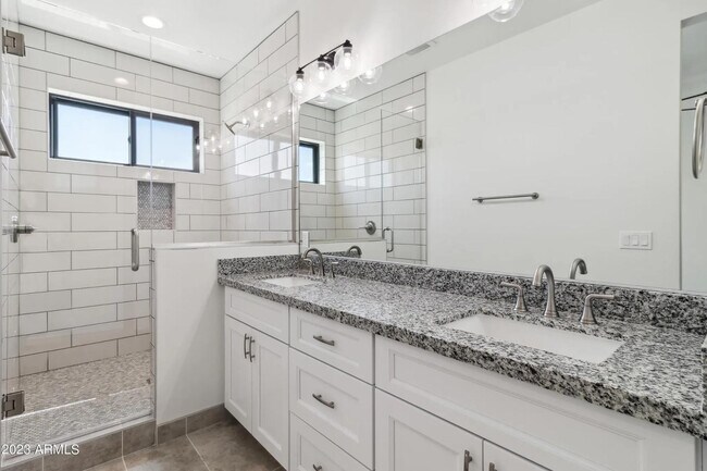 Building Photo - 902 W Hazelwood St