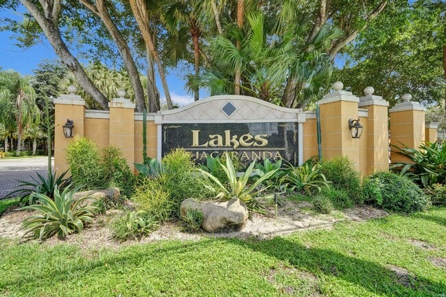 Building Photo - Renovated and Updated 2 Bed, 2 Bath Condo ...