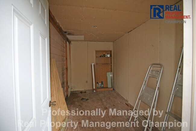 Building Photo - Spacious 3 BD/3 BA Home with Open Floorpla...