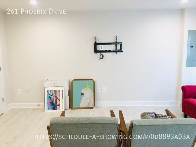 Building Photo - 261 Phoenix Dr