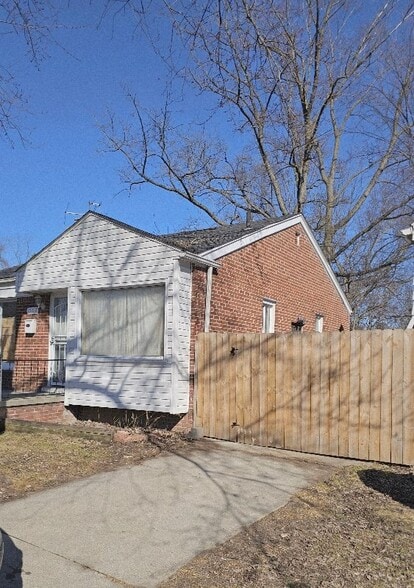 Building Photo - 15712 Evergreen Rd