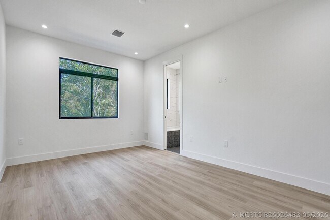 Building Photo - 604 SW 7th Ave