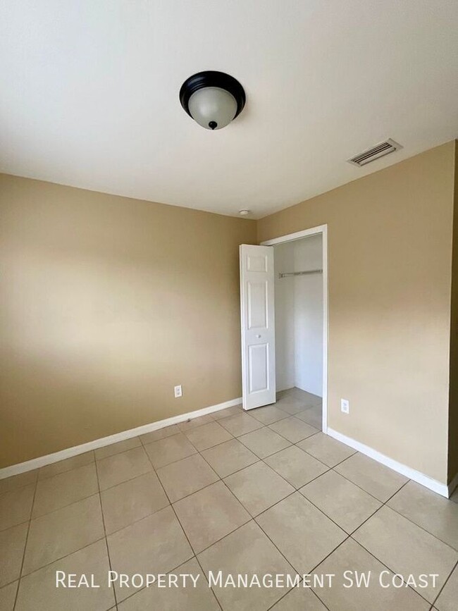 Building Photo - 726 Harold Ave S