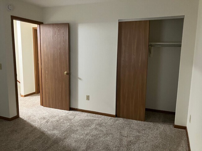 Building Photo - Troy Crossing - 2 Bedroom & 1.5 Bath Townh...