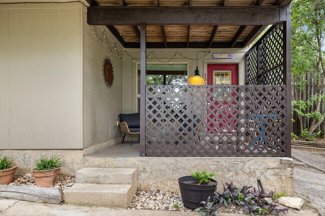 Building Photo - 2204 Trailside Dr