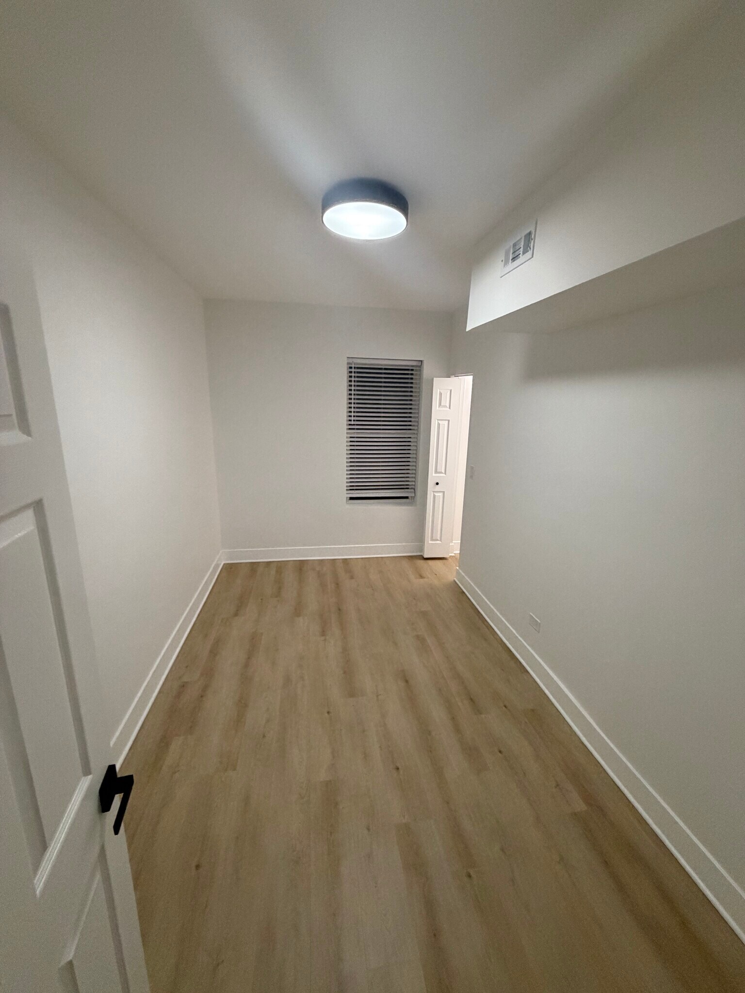 Building Photo - 3049 W Berteau Ave