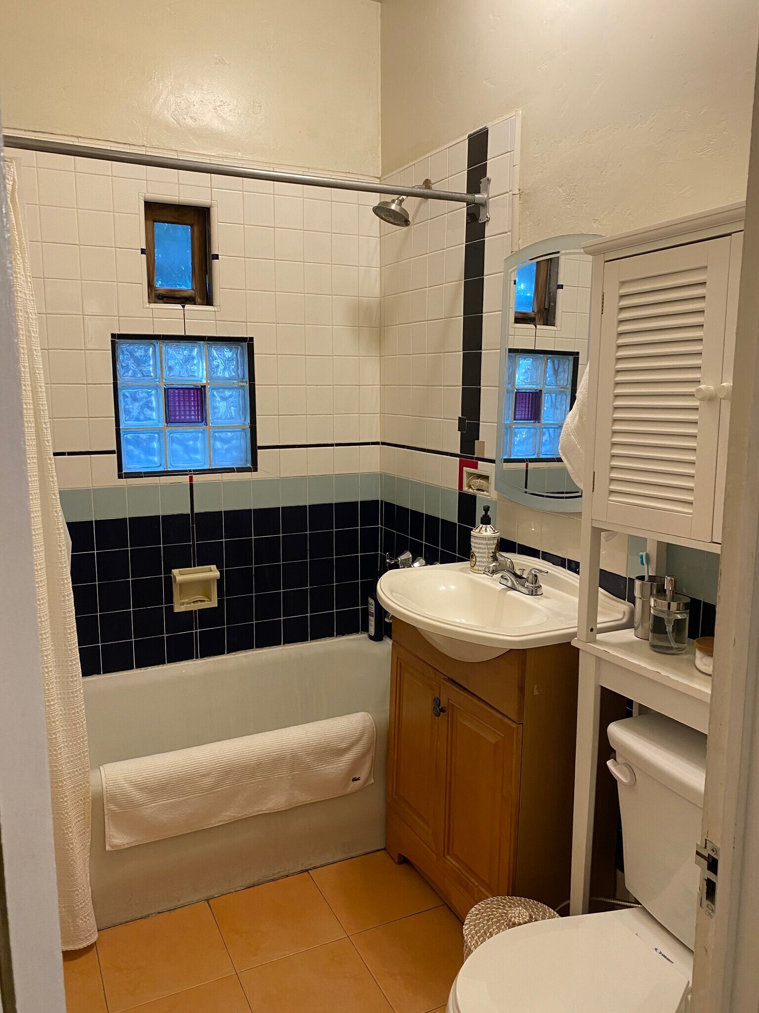 bath in 1 bdrm - 1201 N Orange Grove Ave