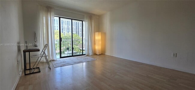 Building Photo - 1650 NE 115th St