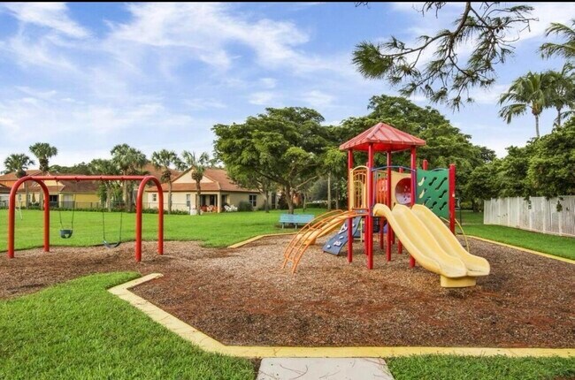 Building Photo - 6086 Seminole Gardens Cir