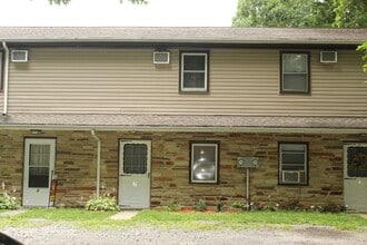 Building Photo - 2 Bedroom Townhome