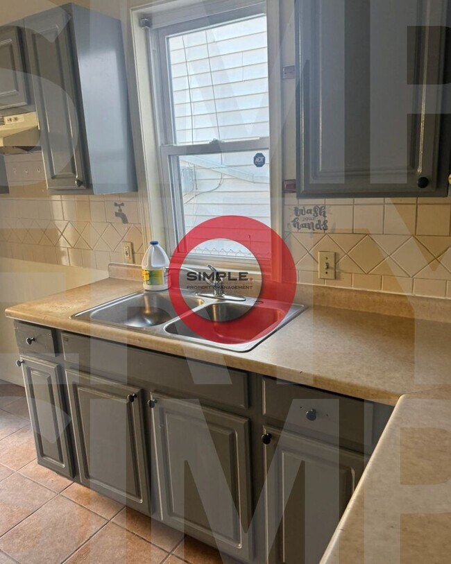 Building Photo - Great Location