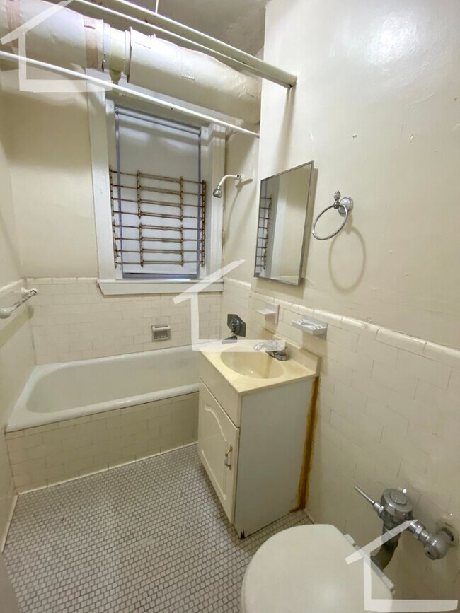 Building Photo - Large 2 Bed Available NOW!!!