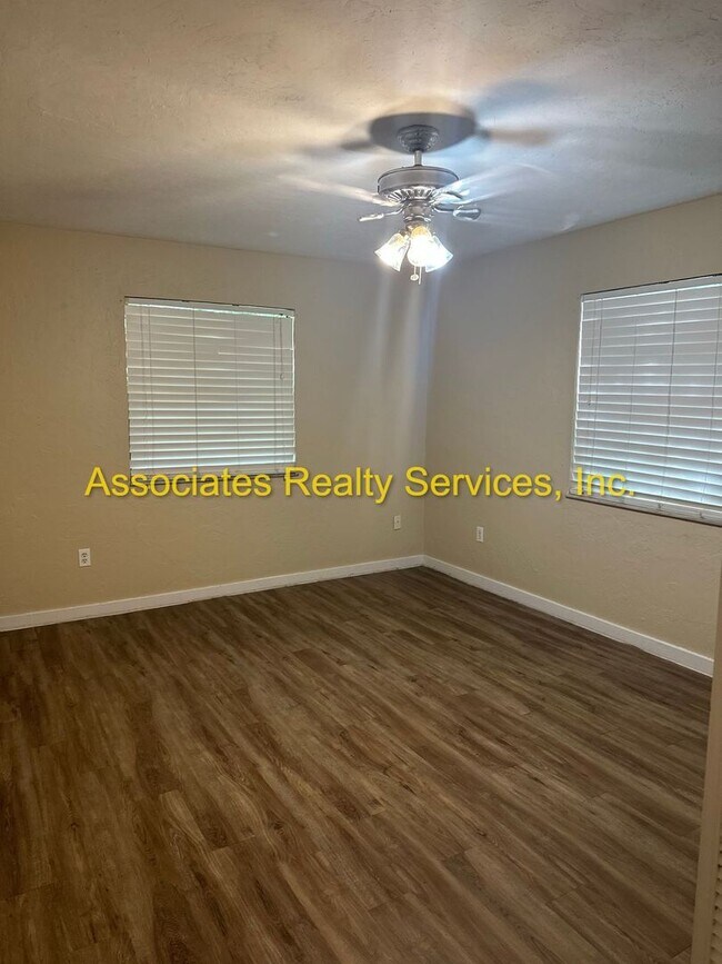Building Photo - 3/2 North West!- 2 Weeks Free rent with im...