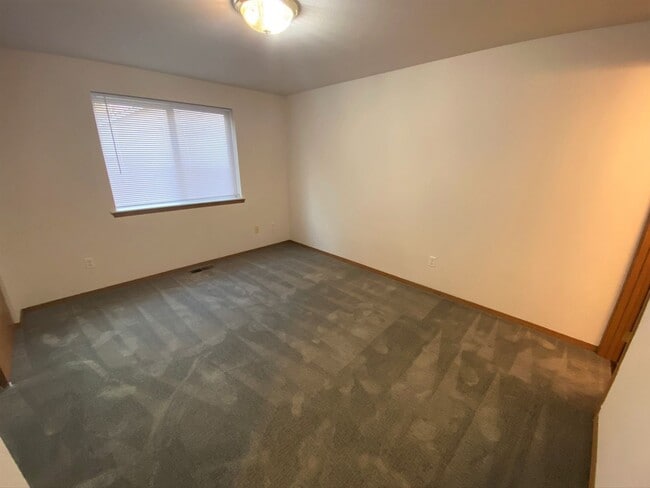 Building Photo - 3 Bed on Cul-de-sac with Great Backyard an...