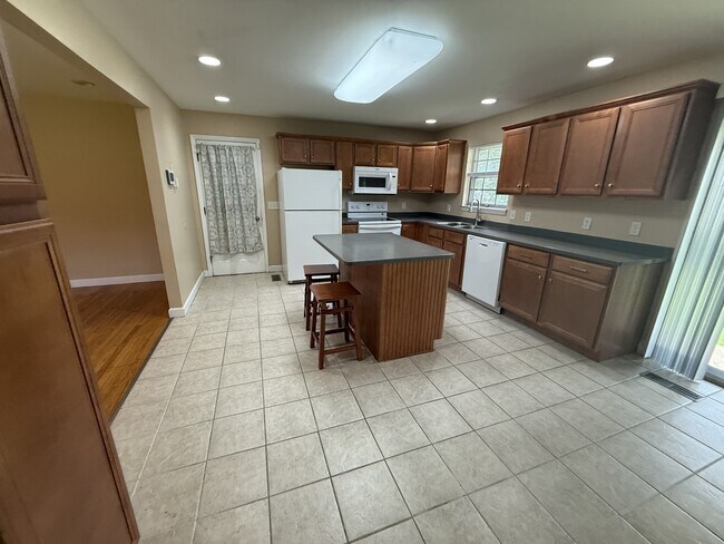 Building Photo - 1625 Green Hills Dr