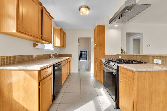 Building Photo - 3 Bedroom 2 Bathroom Home Available August 7th!
