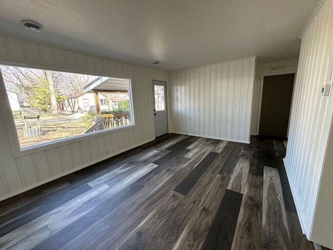 Building Photo - FREE JULY RENT!! Freshly Updated 2 Bedroom...