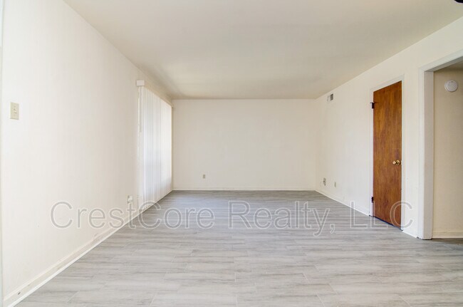 Building Photo - 21 Diana St