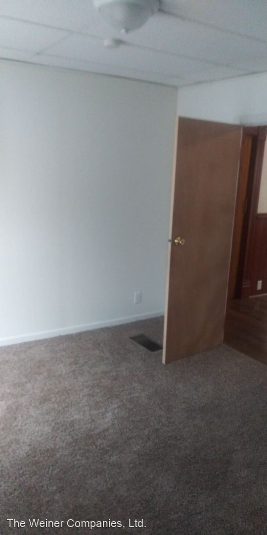 Building Photo - 4 br, 3 bath House - 505 E. Elm St.