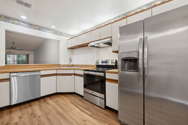 Building Photo - Charming Townhouse Retreat for Rent!