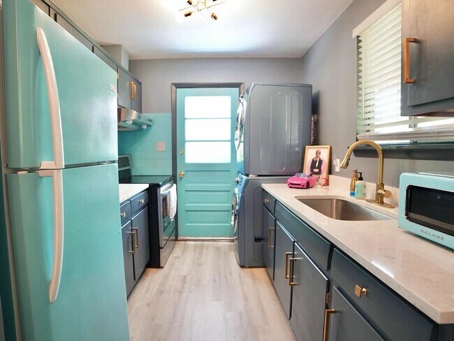 Building Photo - Three Bedroom Home